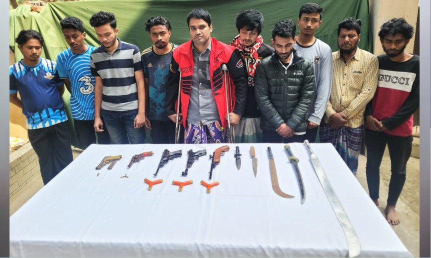 কুমিল্লা নগরীতে সেনাবাহিনীর অভিযানে বিপুল পরিমান অ'স্ত্রসহ আটক ১০